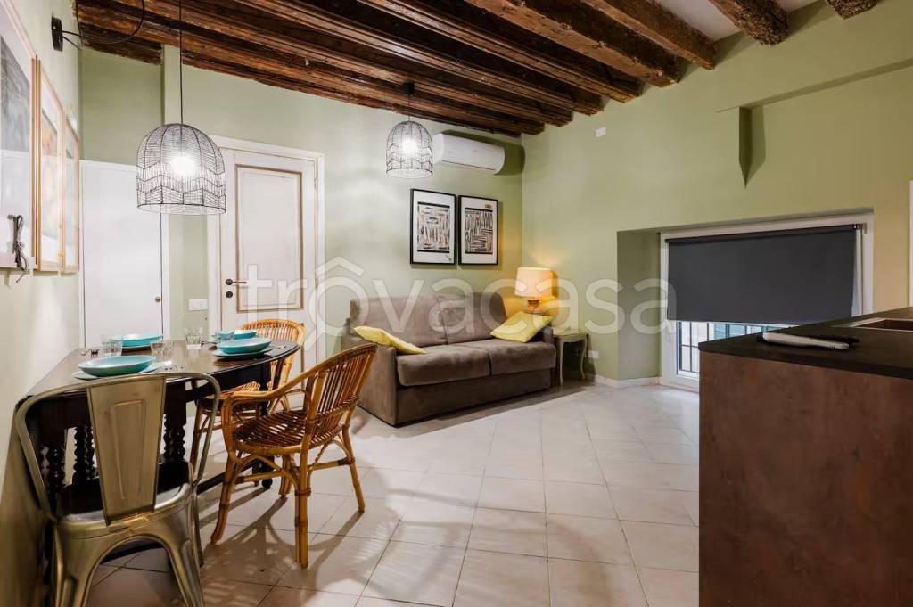 appartamento in vendita a Genova in zona Sottoripa / Maddalena / Molo
