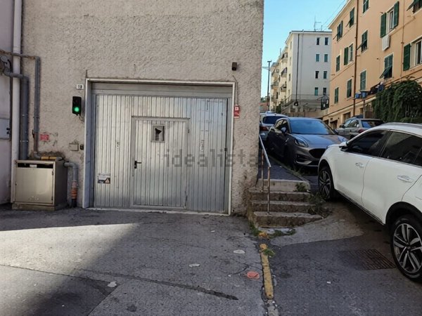 box auto in vendita a Genova in zona San Fruttuoso