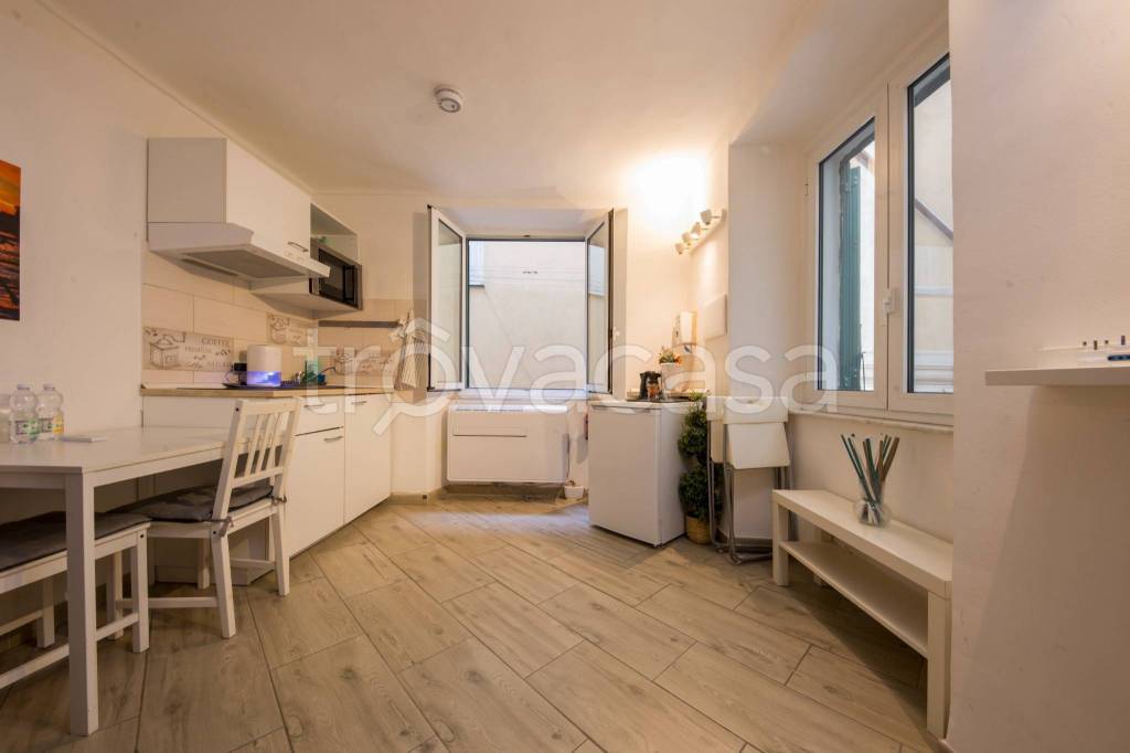 appartamento in vendita a Genova in zona Sottoripa / Maddalena / Molo