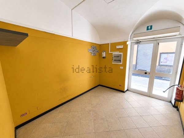 locale commerciale in vendita a Genova in zona Sestri Ponente