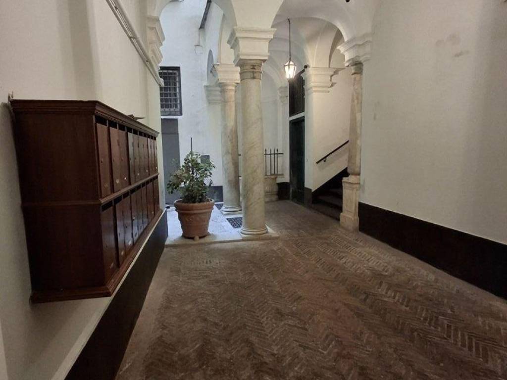 appartamento in vendita a Genova in zona Sottoripa / Maddalena / Molo