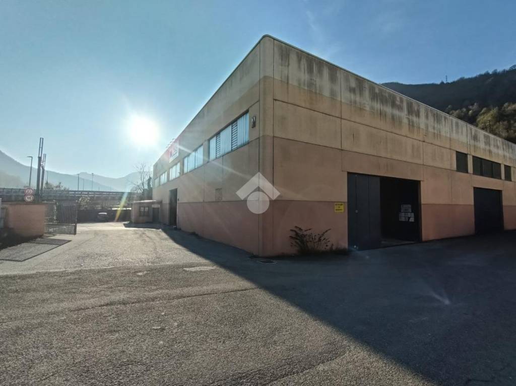locale commerciale in vendita ad Isola del Cantone