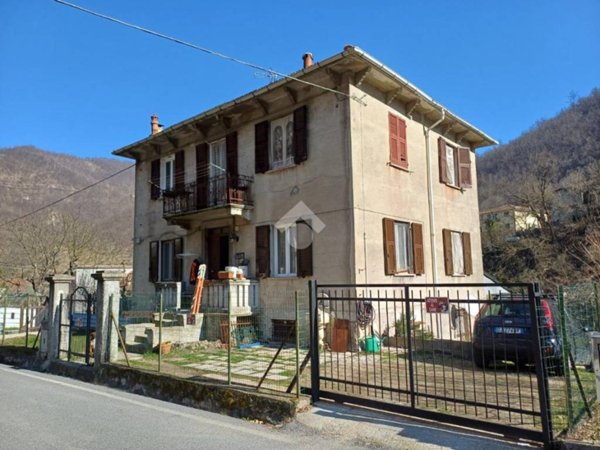 casa indipendente in vendita ad Isola del Cantone in zona Vobbietta