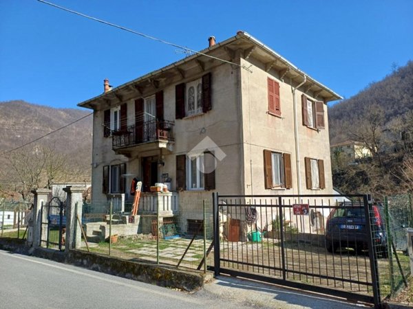 casa indipendente in vendita ad Isola del Cantone in zona Vobbietta