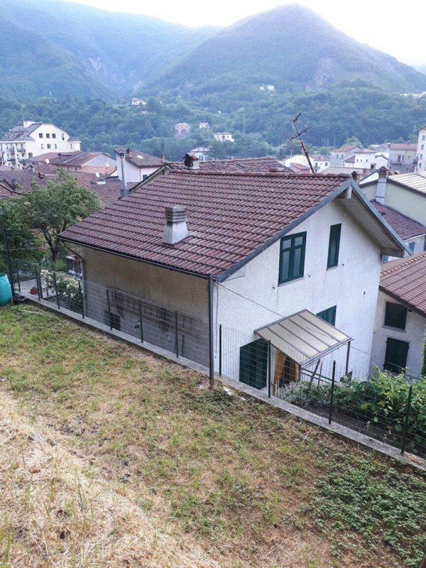 casa indipendente in vendita ad Isola del Cantone