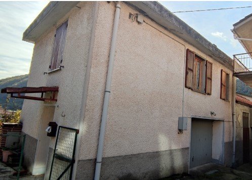 casa indipendente in vendita ad Isola del Cantone in zona Mereta