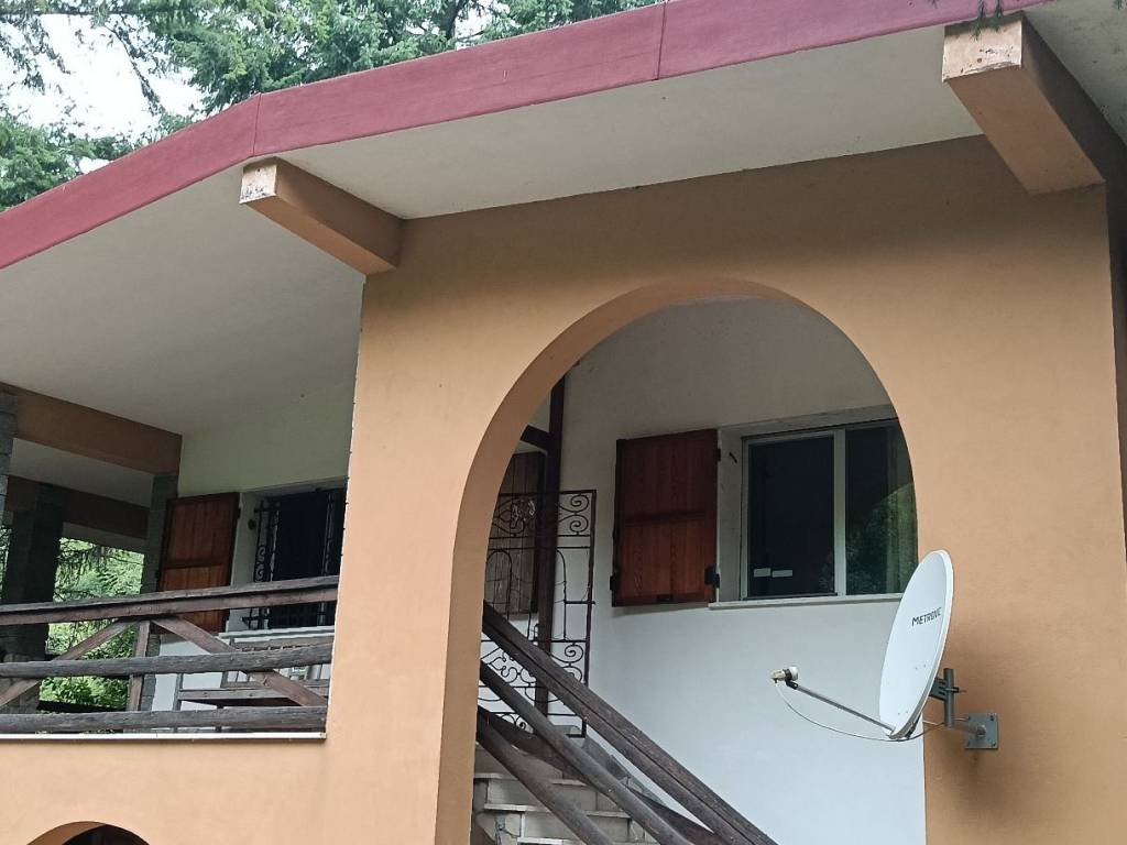 casa indipendente in vendita ad Isola del Cantone in zona Vobbietta