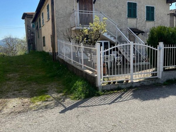 casa indipendente in vendita ad Isola del Cantone in zona Marmassana