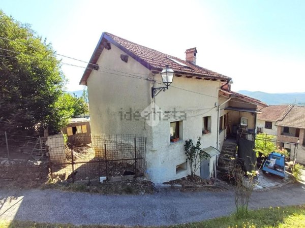 casa indipendente in vendita ad Isola del Cantone in zona Creverina