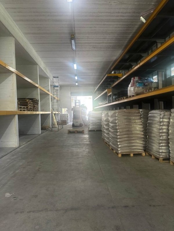 locale commerciale in vendita ad Isola del Cantone