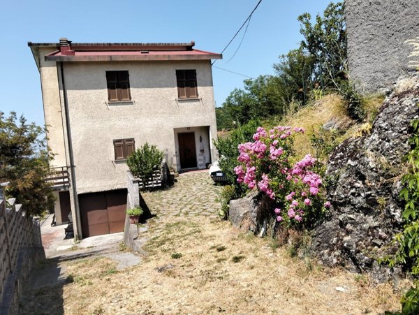 casa indipendente in vendita ad Isola del Cantone in zona Montecanne