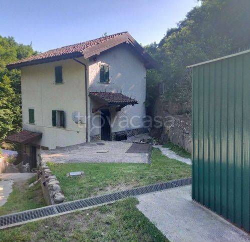 casa indipendente in vendita ad Isola del Cantone
