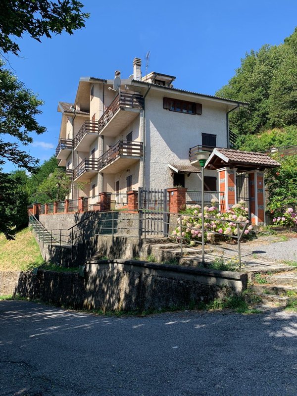 appartamento in vendita ad Isola del Cantone in zona Borlasca