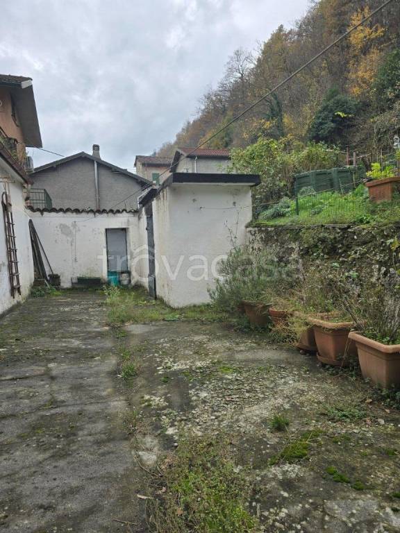 casa indipendente in vendita ad Isola del Cantone