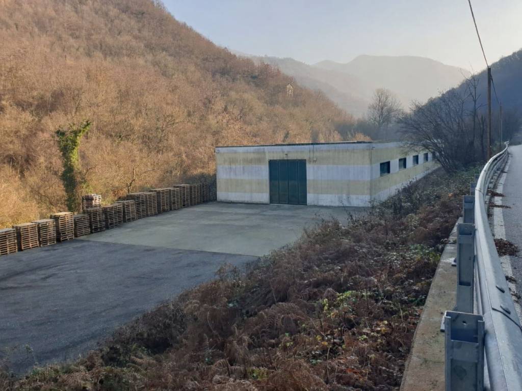 locale commerciale in vendita ad Isola del Cantone