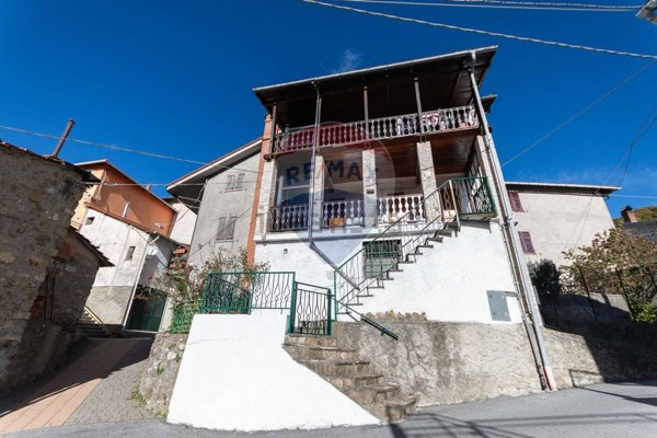 casa indipendente in vendita ad Isola del Cantone