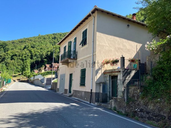 casa indipendente in vendita ad Isola del Cantone in zona Vobbietta