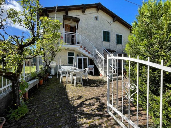 casa indipendente in vendita ad Isola del Cantone in zona Marmassana