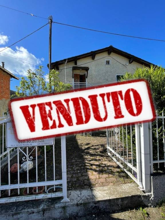 casa indipendente in vendita ad Isola del Cantone in zona Marmassana