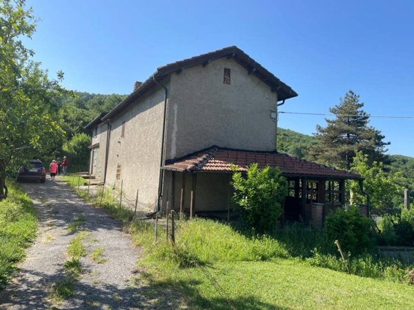 quadrivano in vendita ad Isola del Cantone in zona Pietrabissara