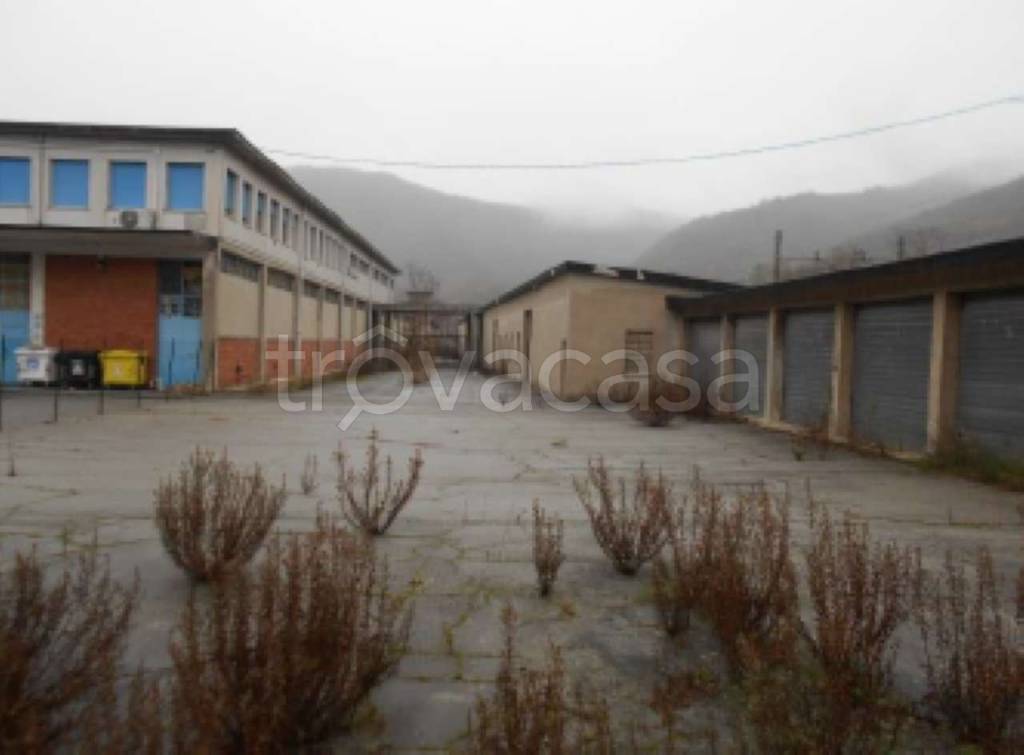 capannone in vendita ad Isola del Cantone
