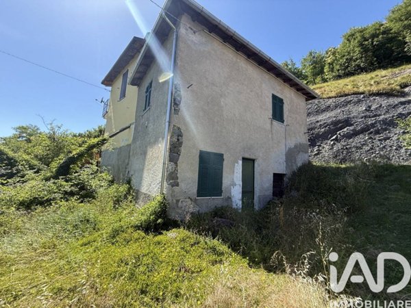 casa indipendente in vendita ad Isola del Cantone in zona Borlasca