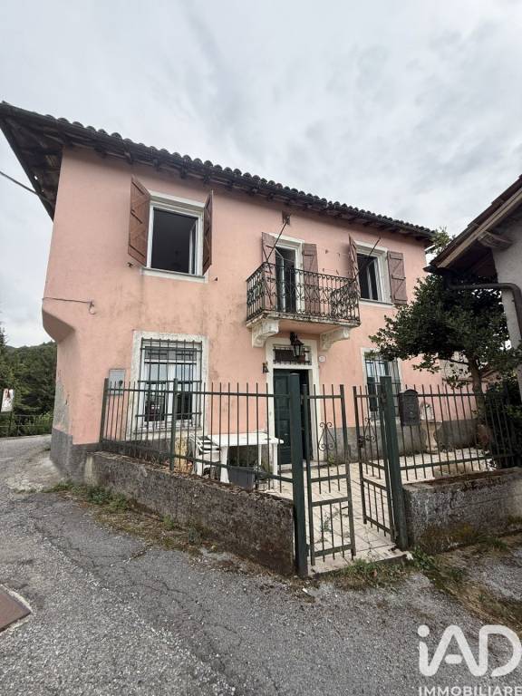 casa indipendente in vendita ad Isola del Cantone