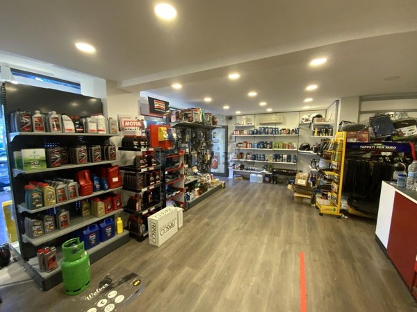 locale commerciale in vendita a Lavagna