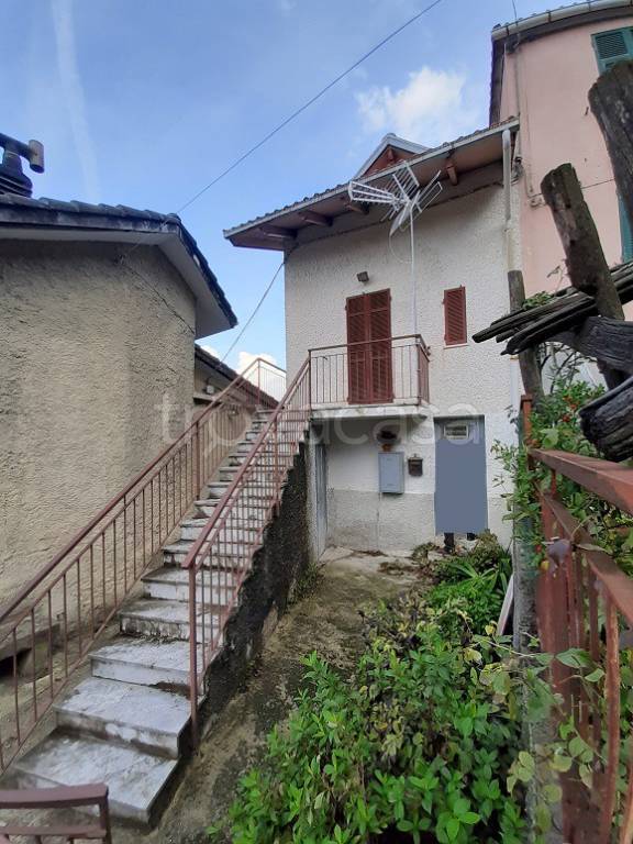 casa indipendente in vendita a Lumarzo in zona Cornega