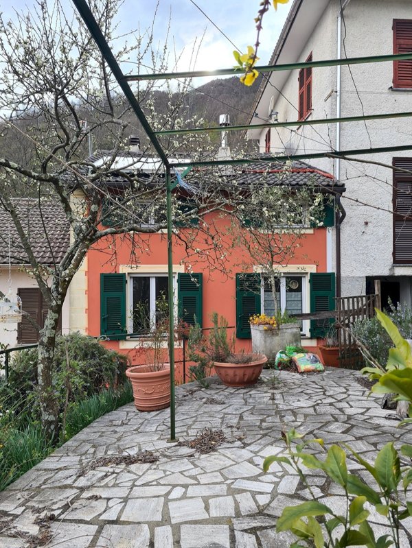 casa indipendente in vendita a Lumarzo in zona Ferriere