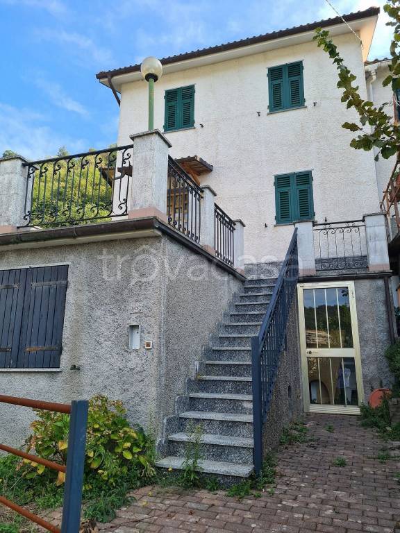 casa indipendente in vendita a Lumarzo in zona Crovara