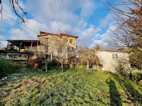 casa indipendente in vendita a Lumarzo