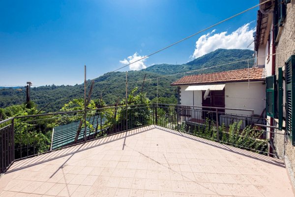 appartamento in vendita a Lumarzo in zona Vallebuona.