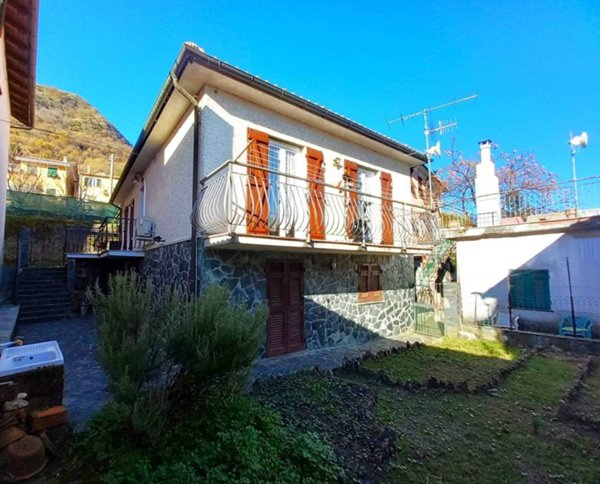 casa indipendente in vendita a Lumarzo in zona Pannesi