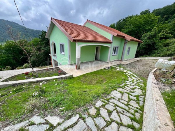 casa indipendente in vendita a Lumarzo in zona Piane