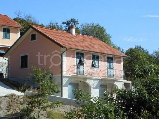 casa indipendente in vendita a Lumarzo in zona Pannesi