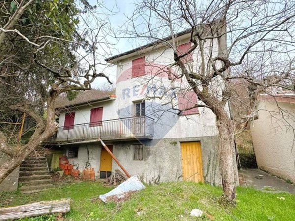 casa indipendente in vendita a Lumarzo