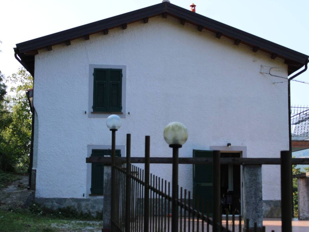 casa indipendente in vendita a Lumarzo in zona Tasso