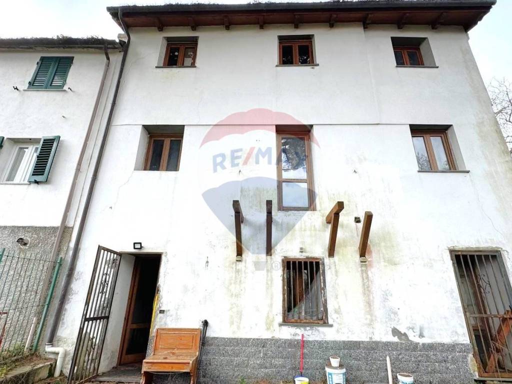casa indipendente in vendita a Lumarzo in zona Pannesi