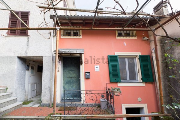 casa indipendente in vendita a Lumarzo