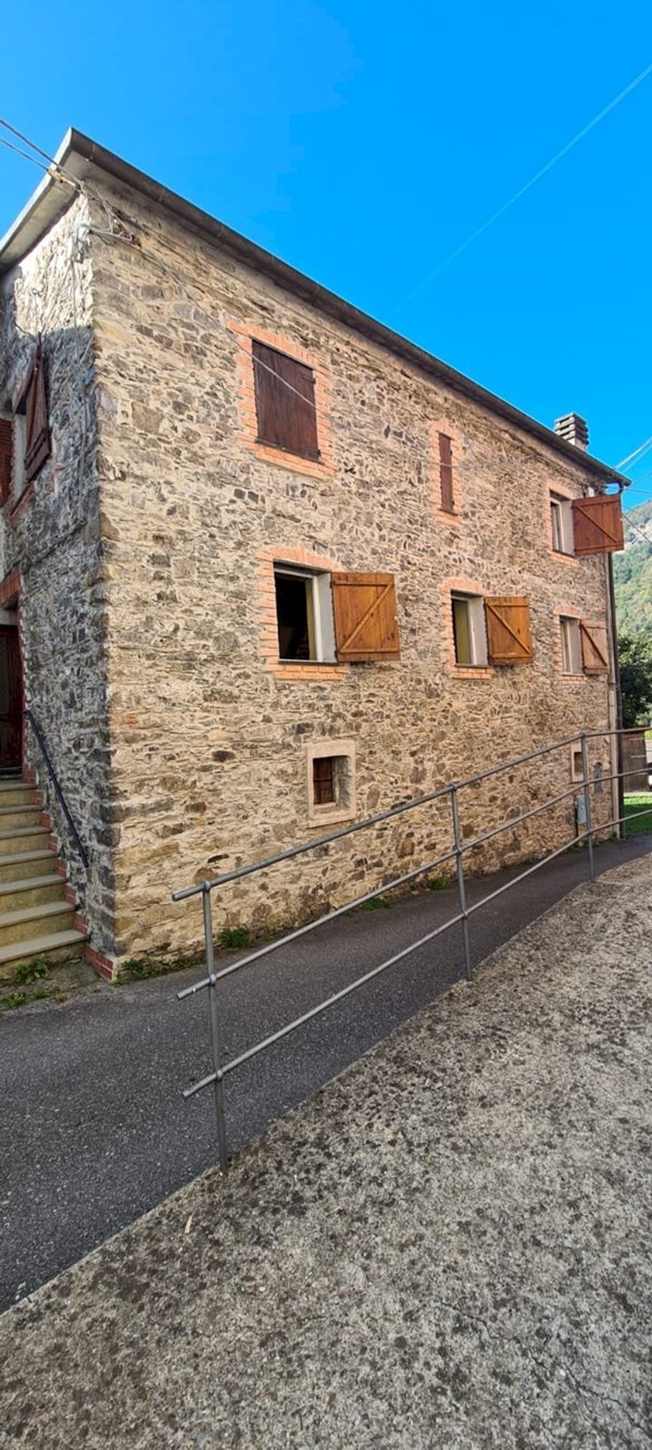 casa indipendente in vendita a Lumarzo in zona Vallebuona.