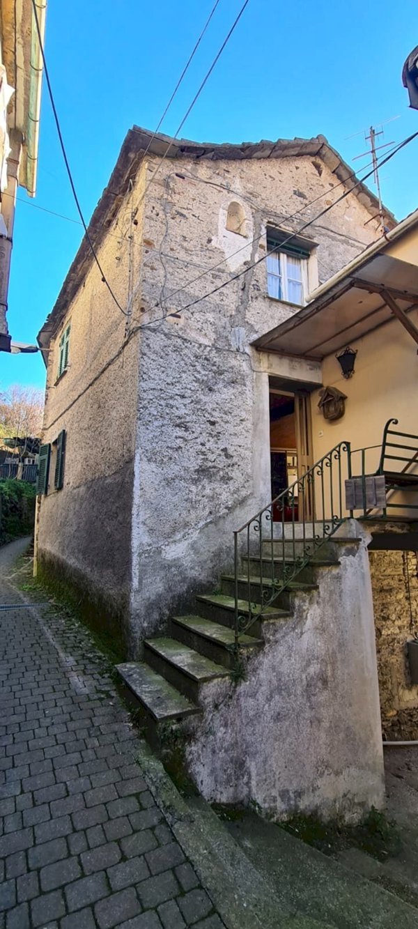 casa indipendente in vendita a Lumarzo in zona Vallebuona.