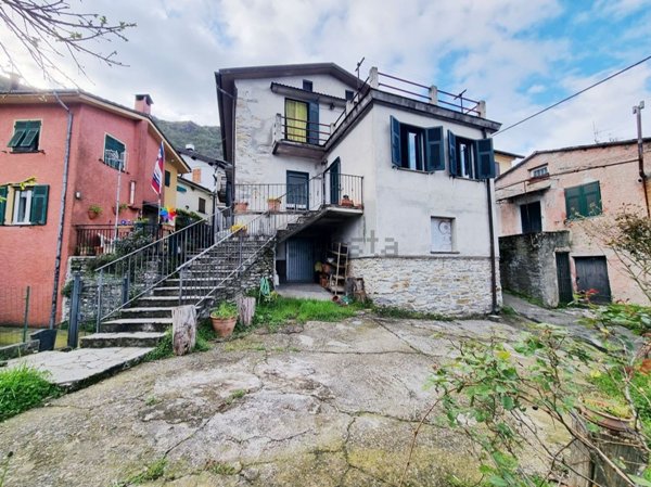 casa indipendente in vendita a Lumarzo in zona Pannesi