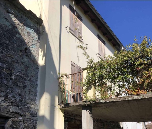 casa indipendente in vendita a Lumarzo in zona Vallebuona.