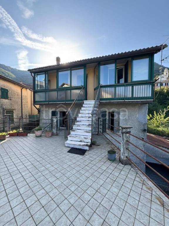 casa indipendente in vendita a Lumarzo in zona Pannesi
