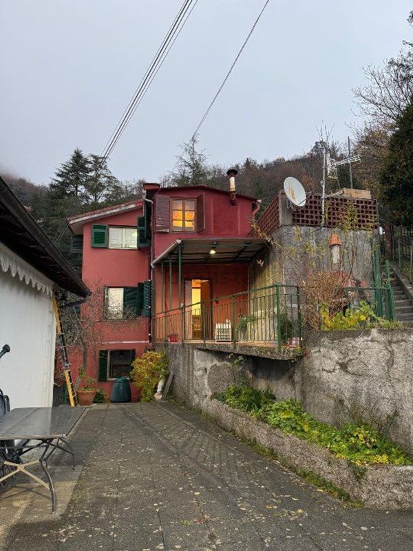 casa indipendente in vendita a Lumarzo in zona Piane