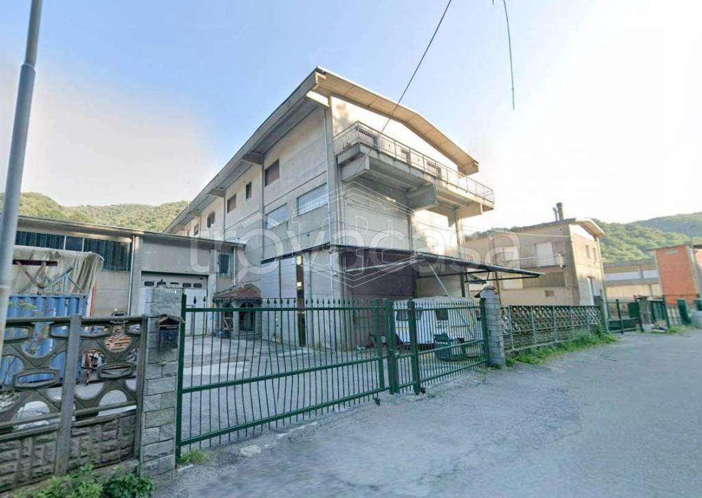 locale commerciale in vendita a Masone