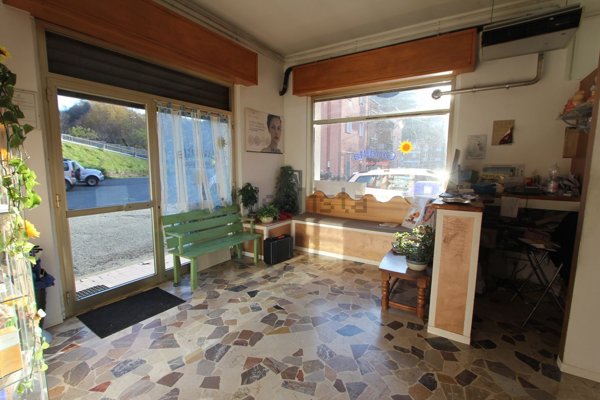 negozio in vendita a Masone in zona San Pietro