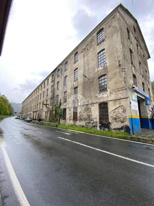 capannone in vendita a Masone