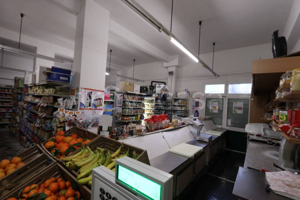 negozio in vendita a Masone in zona San Pietro